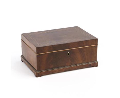 Biedermeier-Schatulle. Mitte 19. Jh.             Mahagoni furniert, Ahorneinlagen. 14 x 30 x 21 cm.             Schlichter Qu