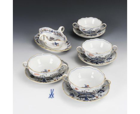 4 Zwiebelmuster-Suppentassen und 1 -Sauciere. Meissen. Schwertermarke, 2. H. 20. Jh., 1. Wahl.             Unterglasurblaue M