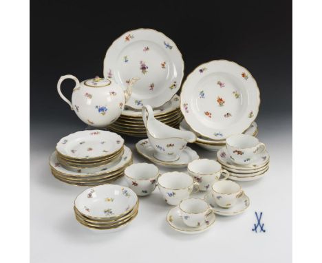 37 Teile eines Service mit Streublümchenmalerei. Meissen. Knaufschwerter, ab 1850-1918, 1. Wahl.             Polychrom bemalt