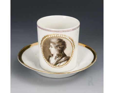 Porträttasse mit Schwarzlotmalerei. Gotha. R-Marke, 1757-1782.             Schwarzlotmalerei, Goldstaffage. H Tasse 7,5 cm, Ø