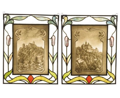 2 Bleiglas-Fensterbilder mit Ansichten-Lithophanien. Ungemarkt, um 1900.             Farbiges Glas, Blei, Biskuitporzellan. 3