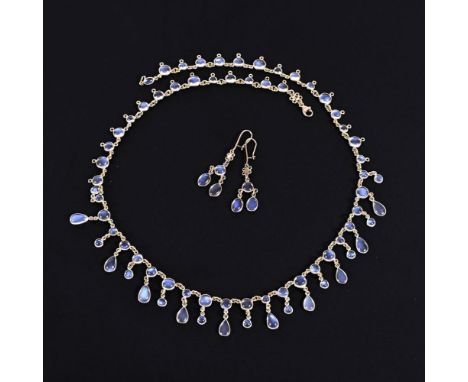 Halskette und Ohrhängerpaar mit Mondsteinen.             Gelbgold 585 gestempelt, geprüft. Kette L 50 cm. Ohrhänger L 4 cm. S
