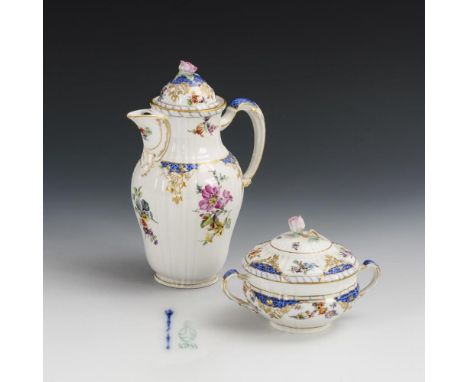 Kanne und Zuckerdose. KPM Berlin. Zeptermarke und grüner Reichsapfel, 20. Jh.             Polychrome Blumenmalerei, blaue Sch