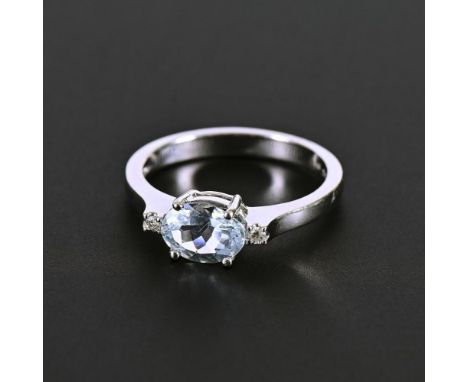 Ring mit Aquamarin und Brillanten.             Weißgold 585 gestempelt. Ringgröße 56. 3,6 g.             Chatongefasster Aqua