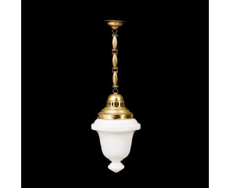 Jugendstil-Deckenlampe. Nach 1900.             Geprägtes Messingblech, weißer Opalglasschirm. L ca. 67 cm, Ø ca. 22 cm.      