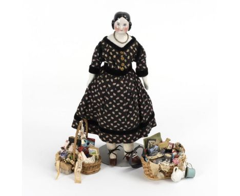 Spätbiedermeier-Brustkopfpuppe und 2 Nähkörbchen. Ungemarkt. Wohl um 1865.             Porzellan, Stoff. L 37 cm.            