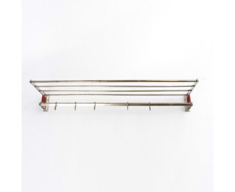 Art-déco-Garderobe.             Nickel und Messing vernickelt, rotes Bakelit. 12 x 102 x 31 cm.             Wandgarderobe mit