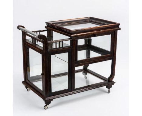 Art-déco-Servierwagen. Um 1920. Deutschland.             Hartholz, mahagonifarben gebeizt. Ca. 68 x 83 x 47 cm.             S