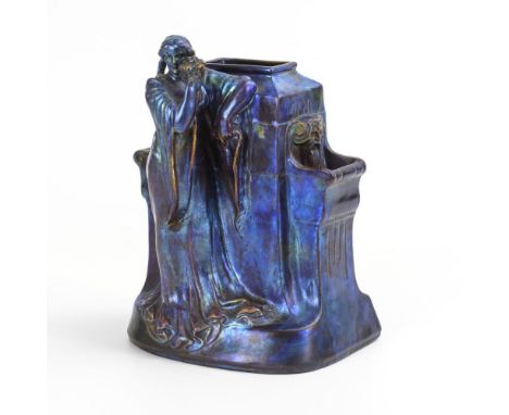 Jugendstil-Vase mit Mädchenfigur. Zsolnay Pécs. Reliefmarke, 1899-1900. Modell-Nr. 5063.Blau-violette Eosinglasur. H 25 cm. B