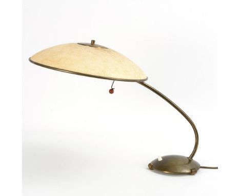 Design-Tischlampe Schanzenbach "Diffuna". Ungemarkt. 2. Drittel 20. Jh.             Messing, Kunststoff. H 45 cm, Ø 42 cm.   