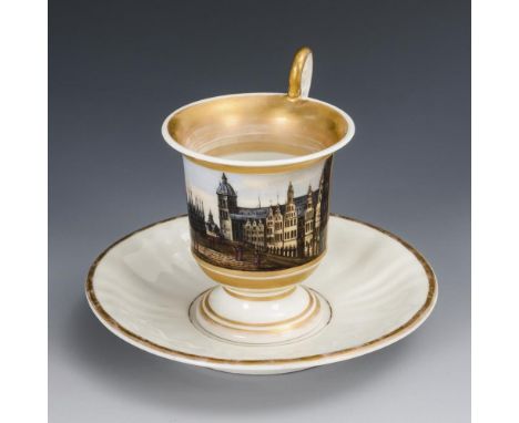 Ansichtentasse. Ungemarkt, 1. H. 19. Jh.             Polychrom bemalt, goldstaffiert. H Tasse 11 cm, Ø ergänzte Untertasse 15