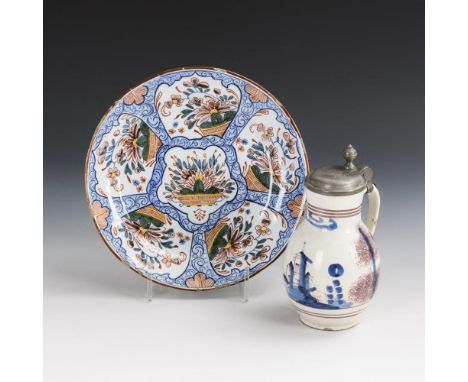 Fayence-Birnkrug und Fayence-Teller. 2. H. 18. Jh.                         Kleiner Birnkrug, weiß glasiert, Bemalung in Blau 