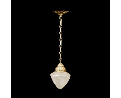 Jugendstil-Deckenlampe. Johann Loetz Witwe, Klostermühle. Nach 1900.             Geprägtes Messingblech, satiniertes Glas. L 