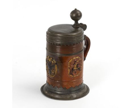 Musealer Walzenkrug mit bekröntem Doppeladler. Altenburg / Rochlitz-Lunzenau. Anfang 18. Jh.Hart gebrannte Irdenware mit rötl