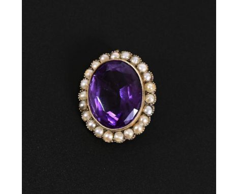 Englischer Anhänger mit Amethyst und Perlchen, um 1910.             Gelbgold 9 ct gestempelt (375er GG). 2,5 x 2 cm.         