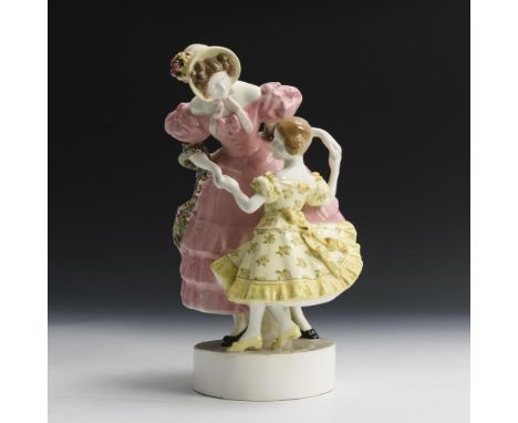 Tanzende Mutter mit Kind. Wiener Manufaktur Friedrich Goldscheider. Stempelmarke GS 18, ca. 1917-1922. Am Sockel bezeichnet "