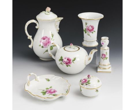 6 Porzellane "Rote Rose". Meissen. Schwertermarke, 2. H. 20. Jh., 1. Wahl und 2 Schleifstriche.             Polychrom bemalt,
