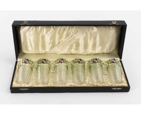 6er-Satz Studentika-Gläser in Original-Schatulle.             Farbloses und leicht grünes Glas mit Fadenauflage, Emailmalerei