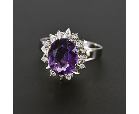 Ring mit Amethyst und Diamanten.             Weißgold 585 gestempelt. Ringgröße 63. Diamanten gesamt 0,10 ct. 5,5 g.         