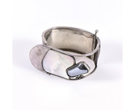 Designer-Armreif mit Hämatit und Perlmutt.             Silber geprüft. Ø 6 cm. Breite 3 cm. 52,0 g.             Breiter Reif 