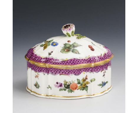 Dose  mit Frucht- und Blumenmalerei. Meissen. Ungemarkt, um 1760.             Polychrom bemalt, goldstaffiert. LH 11,5 cm, L 