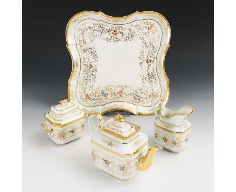 Biedermeier-Kernstück auf Tablett. Ungemarkt, um 1850.             Goldbemalt, rot und blau gehöht.             Rechteckige F