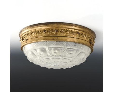Art-déco-Plafonnier. Anfang 20. Jh. Frankreich.             Messing, Pressglas. H ca. 17 cm, Ø ca. 38 cm.             1-flamm