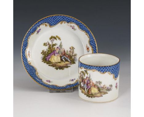 Tasse mit Watteau-Malerei. Imitierte Bindenschildmarke, 2. H. 19. Jh.             Polychrom bemalt, goldstaffiert. H Tasse 6,