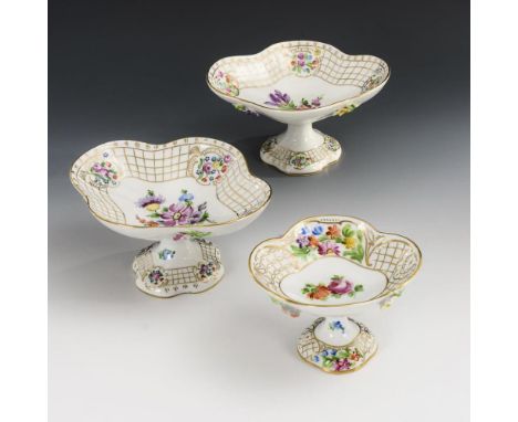 3 kleine Fußschalen mit Blumenmalerei. Potschappel. Marke ab 1901.             Polychrom bemalt, goldstaffiert. H 1x 9,5 cm u