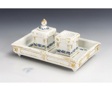 Schreibset. Fürstenberg. F-Marke, um 1800.             Polychrom bemalt, goldstaffiert.             Rechteckige Stiftschale (