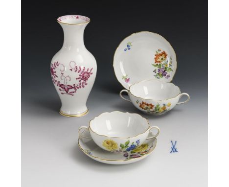 1 Vase und 2 Suppentassen mit 2 Untertassen. Meissen. Schwertermarke, 2. H. 20. Jh., 1. Wahl und 1 Schleifstrich.            
