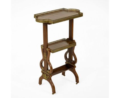             Jugendstil-BeistelltischNussbaum furniert. Um 1900. Ca. 73 x 48,5 x 26,5 cm.             Rollbarer, zierlicher Se