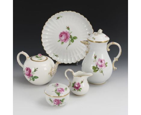 5-teiliges Kernstück "Rote Rose". Meissen. Schwertermarke, 2. H. 20. Jh., 2 Schleifstriche.             Polychrom bemalt, gol