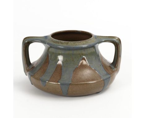 Jugendstil-Henkelvase. Bürgeler Jugendstil-Keramik. Ungemarkt. Entwurf: Henry VAN DE VELDE (1863-1957) oder Umfeld. Modell-Nr
