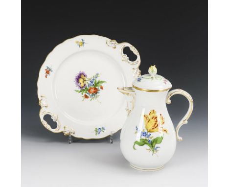 Kanne und Kuchenteller mit Blumenmalerei. Meissen. Schwertermarke, 2. H. 20. Jh., 1. Wahl und 3 Schleifstriche.             P