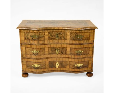 Barock-Kommode. 18. Jahrhundert.Nussbaum furniert und maserfurniert. Ca. 83 x 117 x 61 cm. 3-schübige Kommode mit geschweifte