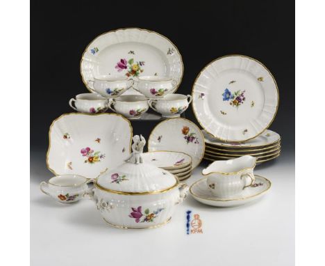 Speiseservice mit Blumenmalerei. KPM Berlin. Zeptermarke und roter Reichsapfel , 2. H. 20. Jh.             Polychrom bemalt, 