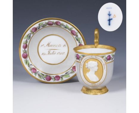 Luisen-Tasse, Untertasse. KPM Berlin. Um 1810.             Höhe: 11 cm, ø 13 cm.             Hellgrauer Fond, gold staffiert,