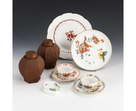 9x Porzellan mit indianischem Dekor. Meissen. Überwiegend Schwertermarke, 2. H. 20. Jh., 1. Wahl und 1x 4 Schleifstriche und 