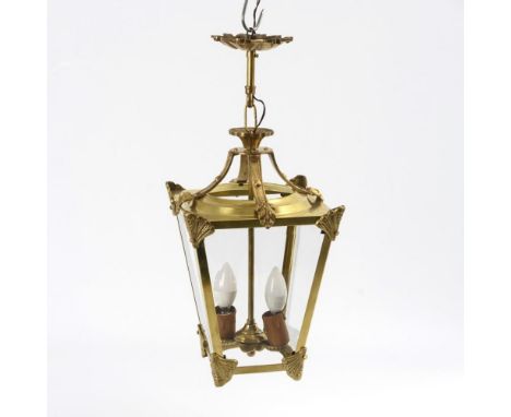 Elegante Deckenampel. 1930er Jahre.             Messing, facettiertes Glas. L ca. 56 cm, B max. ca. 25 cm.             2-flam