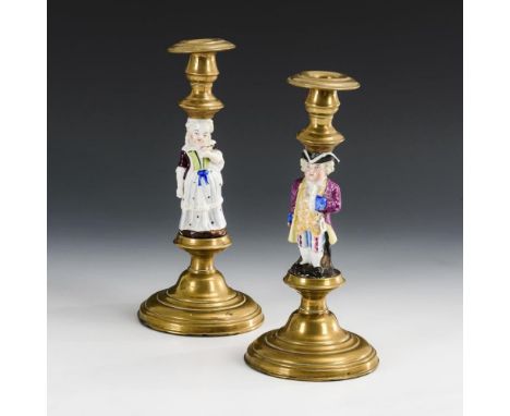 Paar Leuchter mit Porzellanfiguren. Um 1850.             Porzellan polychrom bemalt. H 23 cm.             Messingleuchter mit
