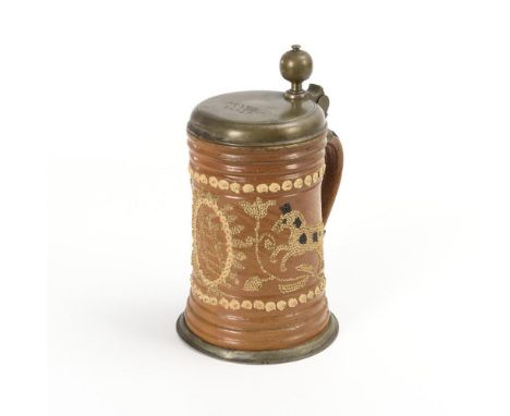 Altenburger Perlkrug mit kursächsischem Wappen. 1. H. 18. Jh.Graues Steinzeug, ockerbraun, Matritzendekor in Weiß und Schwarz