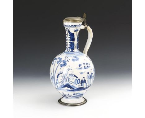 Großer barocker Fayence-Enghalskrug mit Chinoiserien. Hanau. Ungemarkt. Um 1700.Weiß glasiert, Bemalung in Kobaltblau. H 40 c