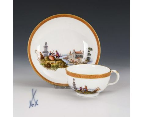 Tasse mit Landschaftsmalerei. Meissen. Schwertermarke mit Punkt, 1763-1774.             Polychrom bemalt, goldstaffiert. H Ta