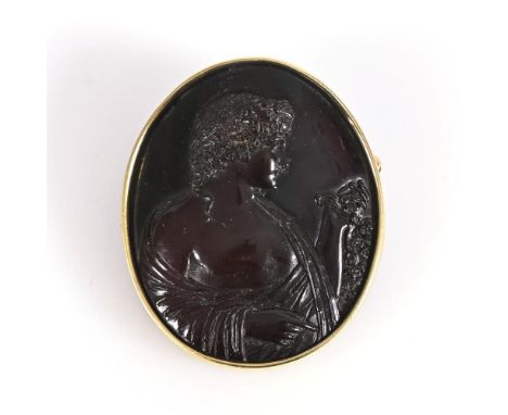 Reliefbrosche/Anhänger Bernstein?.             Gelbgold 750 gestempelt. 4,5 x 3,7 cm. 15,4 g.             Dunkler Bernstein? 