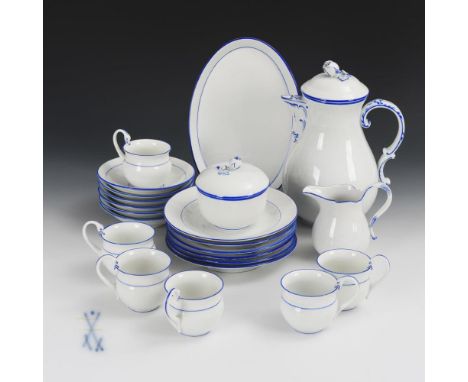 Kaffeeservice mit blauem Rand. Teils gemarkt Meissen, verschiedene Schwertermarken, 20. Jh., 2 Schleifstriche, teils ungemark