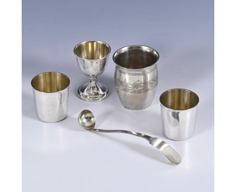 3 Becher, 1 Eierbecher und kleine Servierkelle. 4x gepunzt. 1x 19. Jh., 3x 20. Jh. 2x Schweden, 2x Deutschland.             4