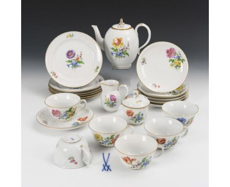 Teeservice  mit Blumenmalerei. Meissen. Schwertermarke, 2. H. 20. Jh., 2 Schleifstriche. Entwurf: um 1930.                   