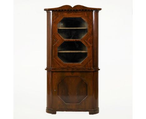 Biedermeier-Eckschrank. Mitte 19. Jh.             Mahagoni furniert. Ca. 205 x 115 x 128 cm.             2-teiliger Korpus mi