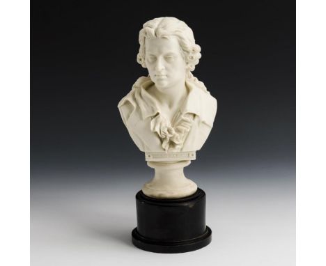 Porträtbüste: Friedrich Schiller. Marke nicht erkennbar, 2. H. 19. Jh.             Biskuit, weiß. H 27,5 cm, auf Holzsockel (